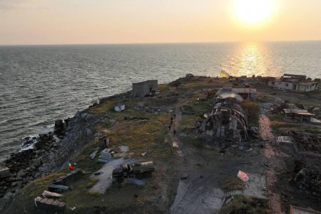 Украинский флаг наконец взвился над островом Змеиный (фото, обновлено)