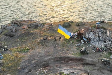 Украинский флаг наконец взвился над островом Змеиный (фото, обновлено)