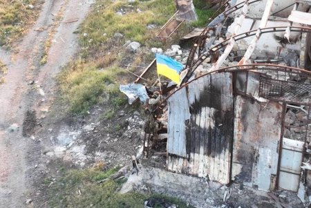 Украинский флаг наконец взвился над островом Змеиный (фото, обновлено)