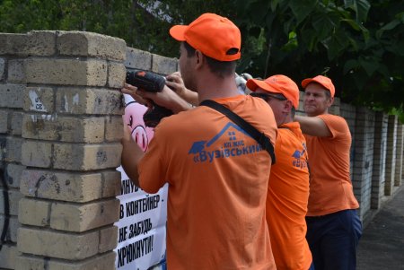 Вместо стихийной свалки на Люстдорфской дороге коммунальщики установили мусорные контейнеры и высадили цветы (фото)