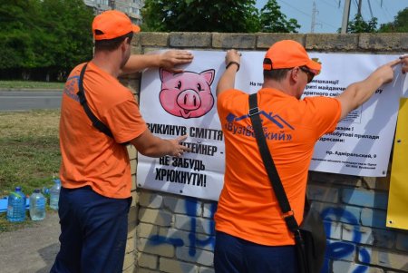 Вместо стихийной свалки на Люстдорфской дороге коммунальщики установили мусорные контейнеры и высадили цветы (фото)