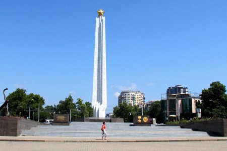 Площадь 10 Апреля, украшенная почти тринадцатью тысячами цветов (фоторепортаж)