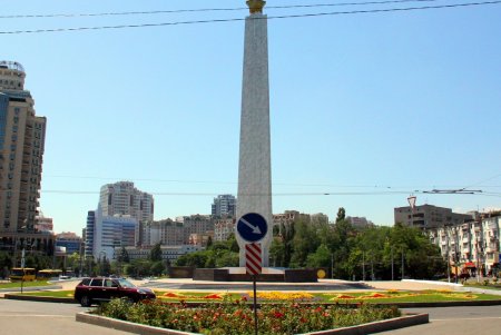 Площадь 10 Апреля, украшенная почти тринадцатью тысячами цветов (фоторепортаж)