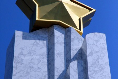 Площадь 10 Апреля, украшенная почти тринадцатью тысячами цветов (фоторепортаж)