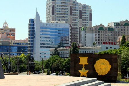 Площадь 10 Апреля, украшенная почти тринадцатью тысячами цветов (фоторепортаж)