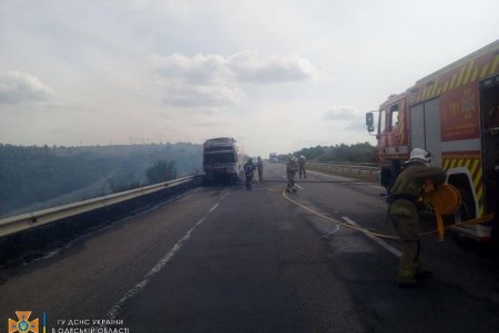 В Березовском районе полыхнул газовоз и от этого вокруг загорелась сухая трава (фото)