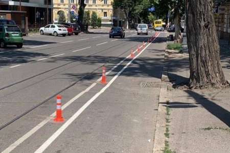 На Привокзальной площади проводят работы для безопасности велосипедистов: автомобилистов просят не парковаться на велодорожках(фото)