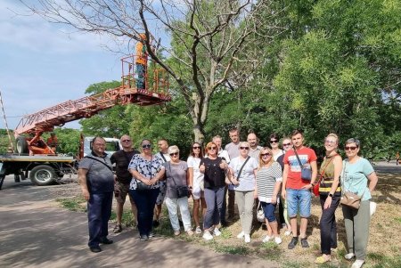 Коммунальщики вместе с волонтерами во время субботника ликвидировали стихийную свалку в сквере «Юность» (фото)