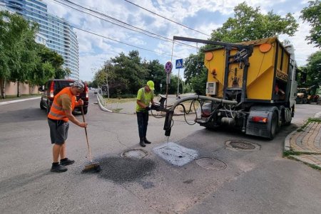 Коммунальщики вместе с волонтерами во время субботника ликвидировали стихийную свалку в сквере «Юность» (фото)