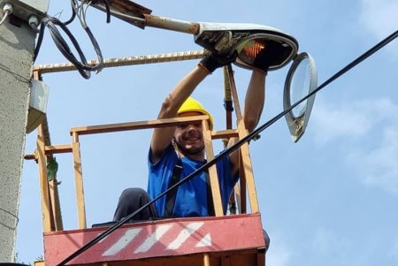 Коммунальщики вместе с волонтерами во время субботника ликвидировали стихийную свалку в сквере «Юность» (фото)
