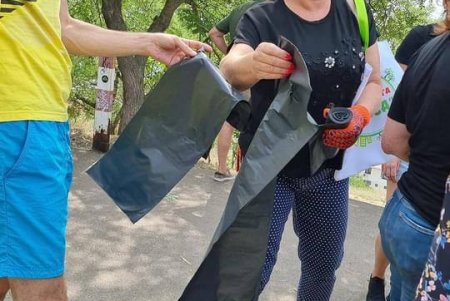 Коммунальщики вместе с волонтерами во время субботника ликвидировали стихийную свалку в сквере «Юность» (фото)