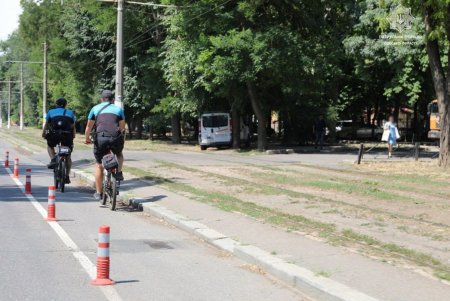 Патрульные контролируют дорожное движение на специальных полосах для велосипедистов (фото)