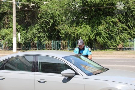 Патрульные контролируют дорожное движение на специальных полосах для велосипедистов (фото)
