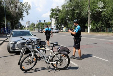 Патрульные контролируют дорожное движение на специальных полосах для велосипедистов (фото)