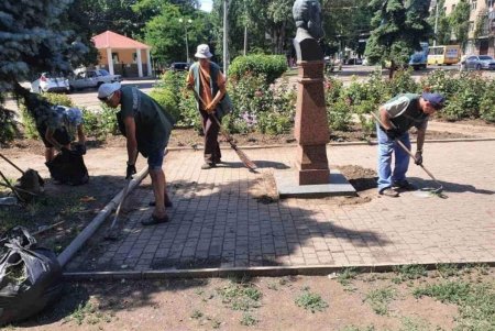 Озеленители ежедневно поливают деревья и косят траву в местных парках и скверах (фото)