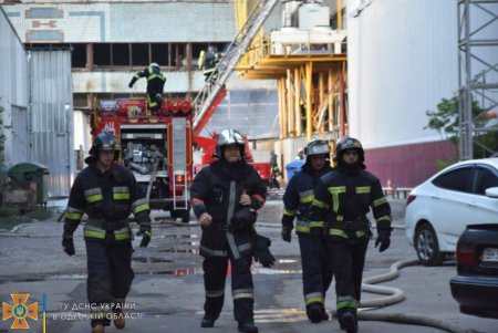 Удар ракетой по Одессе: масштабный пожар на складе удалось потушить (фото) 