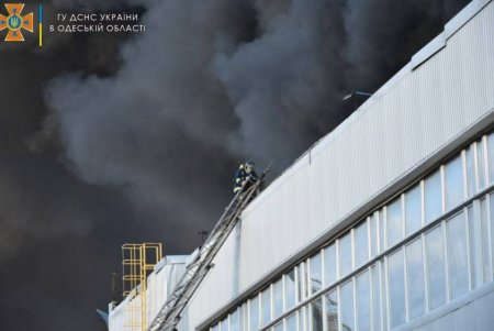 Удар ракетой по Одессе: масштабный пожар на складе удалось потушить (фото) 