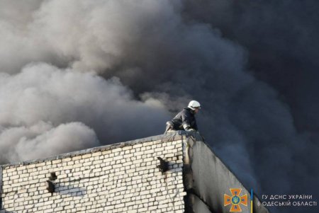 Удар ракетой по Одессе: масштабный пожар на складе удалось потушить (фото) 
