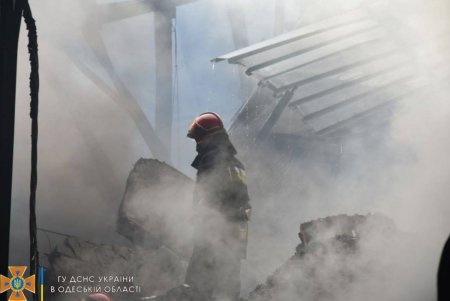 Удар ракетой по Одессе: масштабный пожар на складе удалось потушить (фото) 