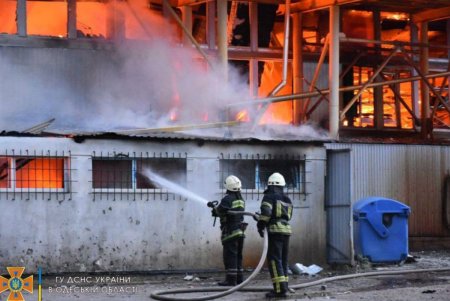Удар ракетой по Одессе: масштабный пожар на складе удалось потушить (фото) 