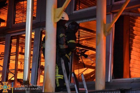 Удар ракетой по Одессе: масштабный пожар на складе удалось потушить (фото) 