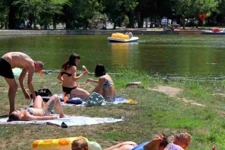 Из-за невозможности попасть на море, одесситы выбирают альтернативу – городские парки (фоторепортаж)