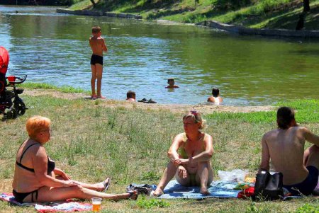 Из-за невозможности попасть на море, одесситы выбирают альтернативу – городские парки (фоторепортаж)