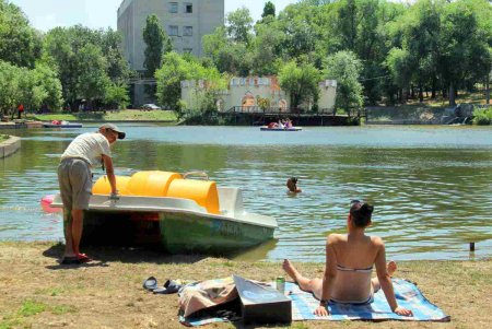 Из-за невозможности попасть на море, одесситы выбирают альтернативу – городские парки (фоторепортаж)