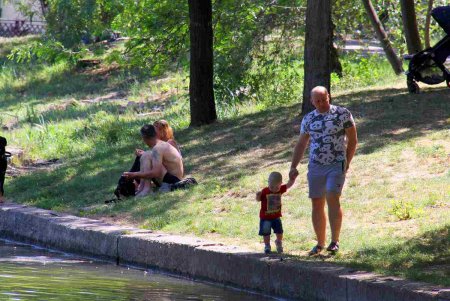 Из-за невозможности попасть на море, одесситы выбирают альтернативу – городские парки (фоторепортаж)