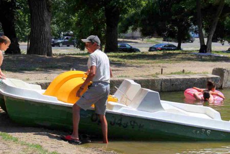 Из-за невозможности попасть на море, одесситы выбирают альтернативу – городские парки (фоторепортаж)