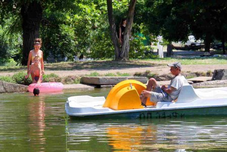 Из-за невозможности попасть на море, одесситы выбирают альтернативу – городские парки (фоторепортаж)