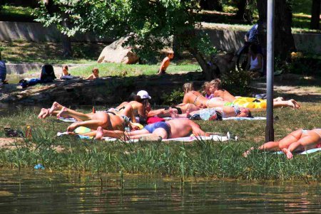 Из-за невозможности попасть на море, одесситы выбирают альтернативу – городские парки (фоторепортаж)