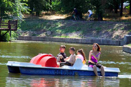 Из-за невозможности попасть на море, одесситы выбирают альтернативу – городские парки (фоторепортаж)