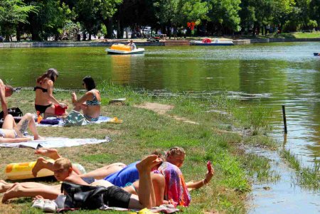 Из-за невозможности попасть на море, одесситы выбирают альтернативу – городские парки (фоторепортаж)