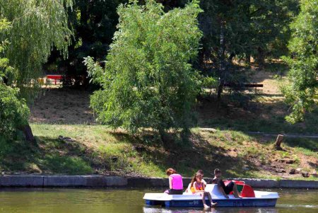 Из-за невозможности попасть на море, одесситы выбирают альтернативу – городские парки (фоторепортаж)