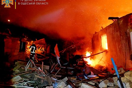 Одесские спасатели показали ликвидацию пожара, возникшего от ракетных обстрелов (фото, видео)