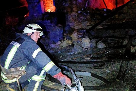 Одесские спасатели показали ликвидацию пожара, возникшего от ракетных обстрелов (фото, видео)