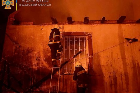Одесские спасатели показали ликвидацию пожара, возникшего от ракетных обстрелов (фото, видео)