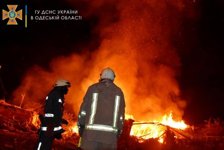 Одесские спасатели показали ликвидацию пожара, возникшего от ракетных обстрелов (фото, видео)