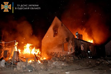 Одесские спасатели показали ликвидацию пожара, возникшего от ракетных обстрелов (фото, видео)
