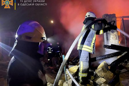 Одесские спасатели показали ликвидацию пожара, возникшего от ракетных обстрелов (фото, видео)