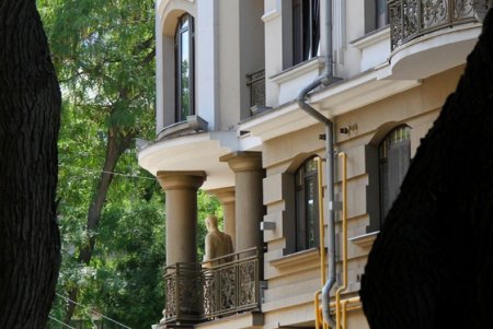 Вычурная лепнина, разнообразные скульптуры: прогулка по Маразлиевской (фоторепортаж)