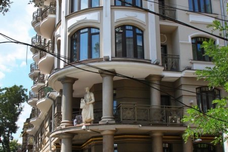 Вычурная лепнина, разнообразные скульптуры: прогулка по Маразлиевской (фоторепортаж)