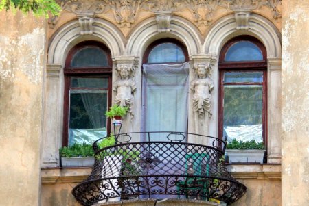 Вычурная лепнина, разнообразные скульптуры: прогулка по Маразлиевской (фоторепортаж)