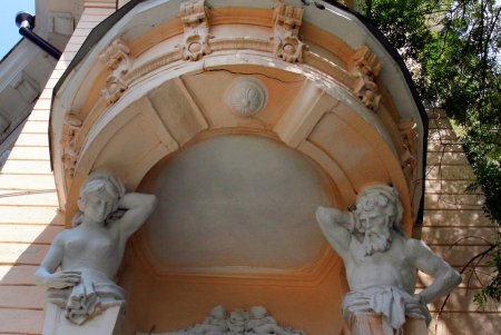 Вычурная лепнина, разнообразные скульптуры: прогулка по Маразлиевской (фоторепортаж)