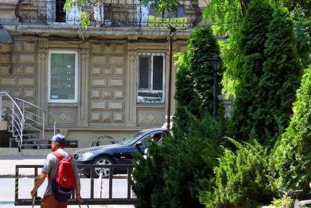 Вычурная лепнина, разнообразные скульптуры: прогулка по Маразлиевской (фоторепортаж)