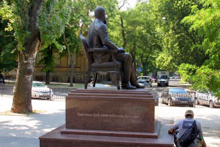 Вычурная лепнина, разнообразные скульптуры: прогулка по Маразлиевской (фоторепортаж)