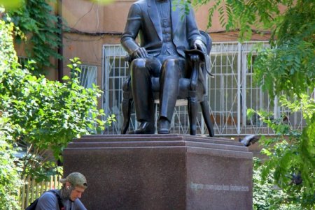 Вычурная лепнина, разнообразные скульптуры: прогулка по Маразлиевской (фоторепортаж)