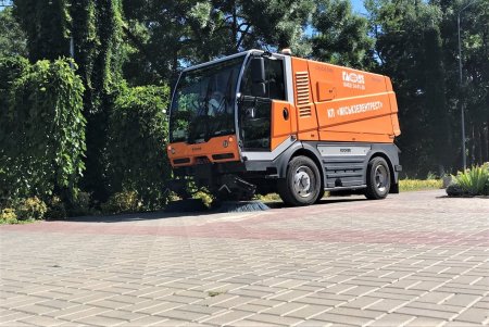 Озеленители провели субботник в Денропарке Победы (фото)
