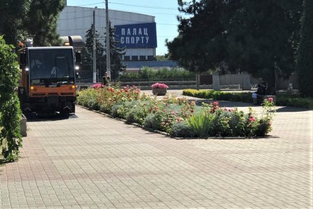 Озеленители провели субботник в Денропарке Победы (фото)